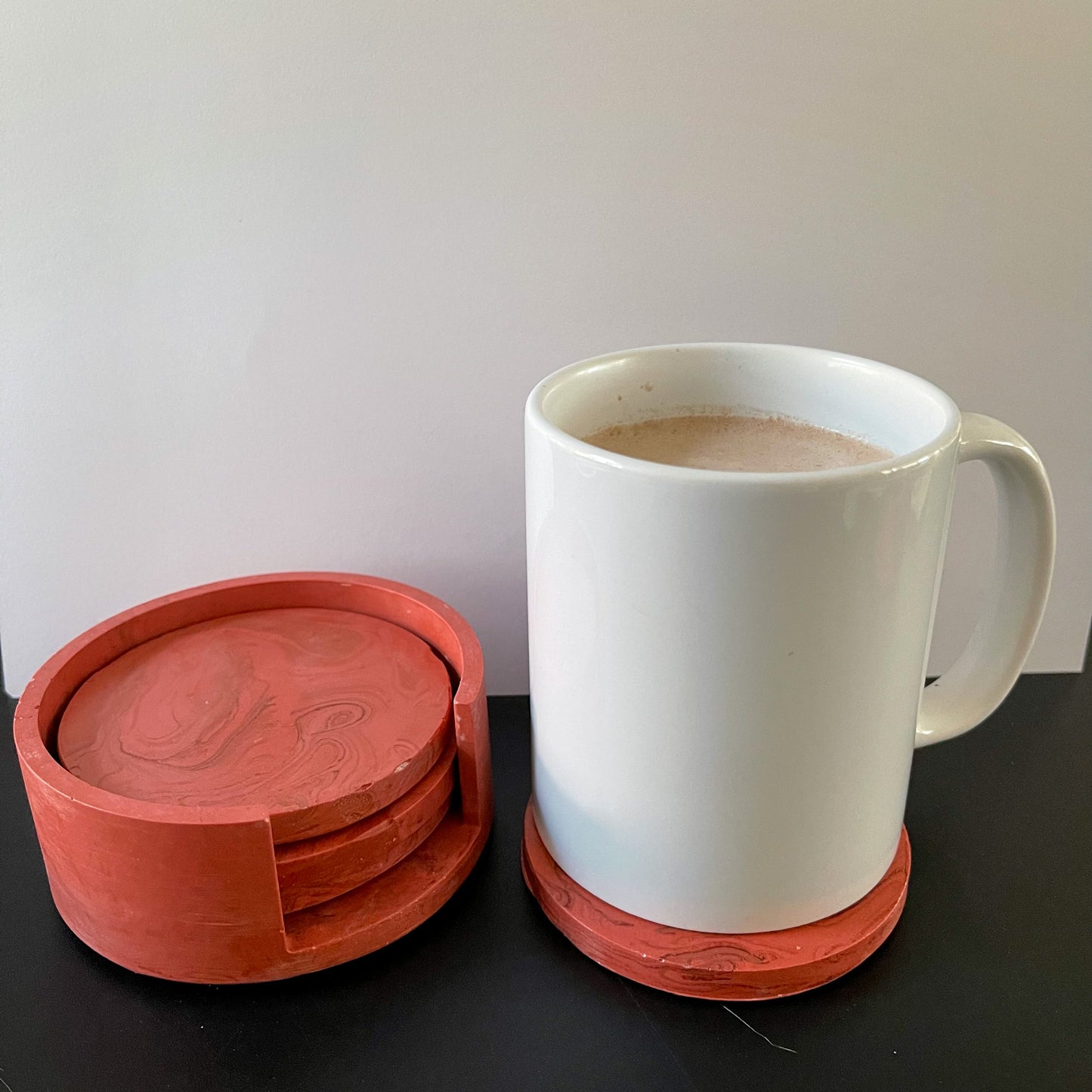 set van 4 onderzetters en houder - baksteen rood/donker rood marble