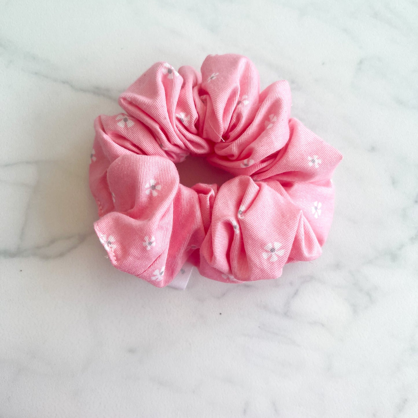 scrunchie - roze met kleine bloemetjes