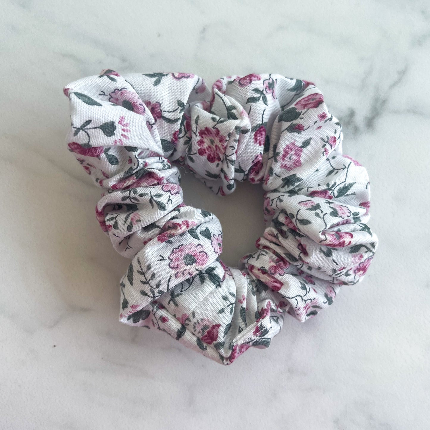 scrunchie - wit met bloemetjes