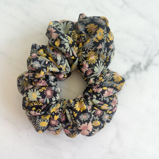 scrunchie - donker blauw met bloemetjes