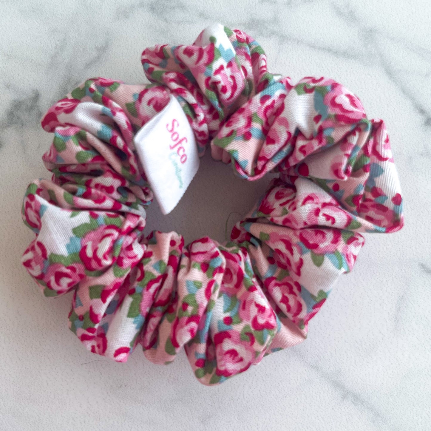scrunchie - licht roze met rode bloemen