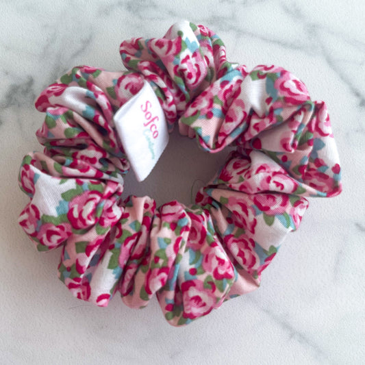 scrunchie - licht roze met rode bloemen